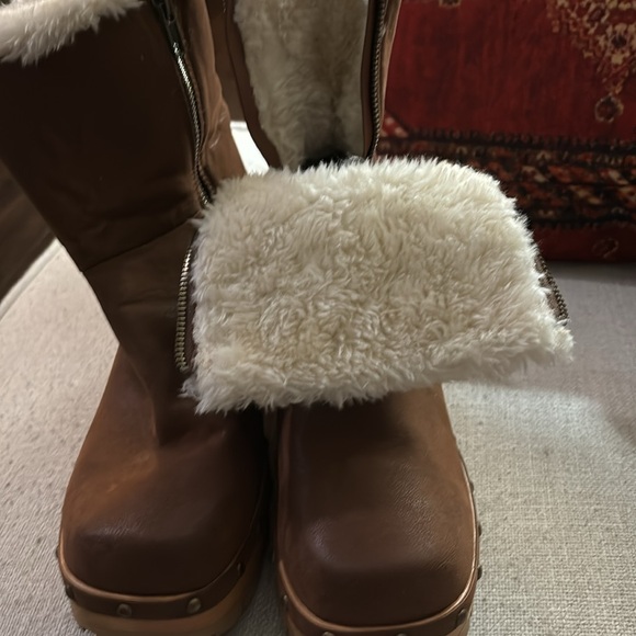 Mia platform boots. Faux fur inside. Size 9. - Picture 4 of 8